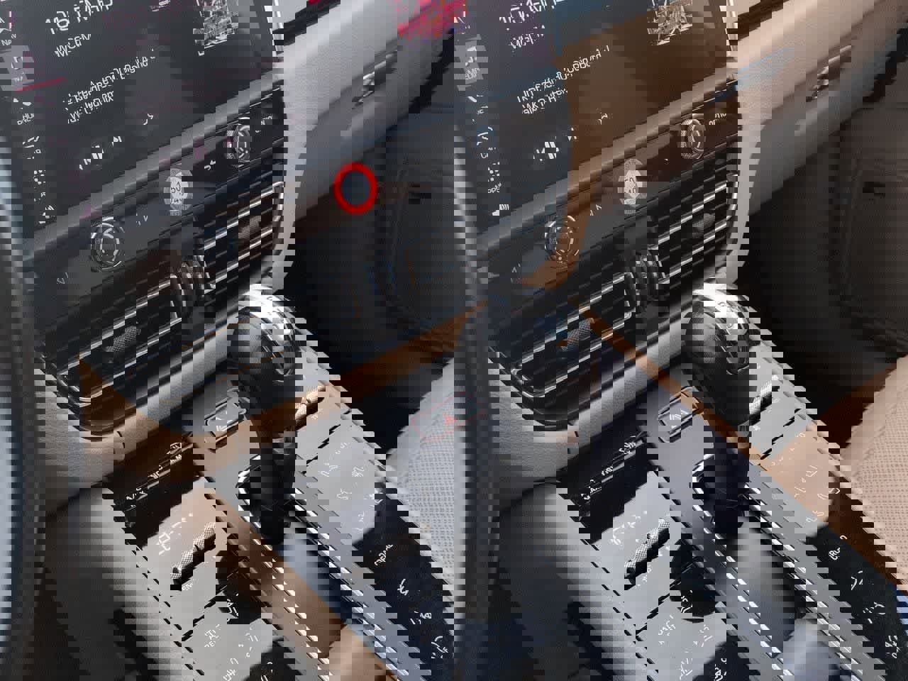 Used 2023 Porsche Macan Turbo image 29