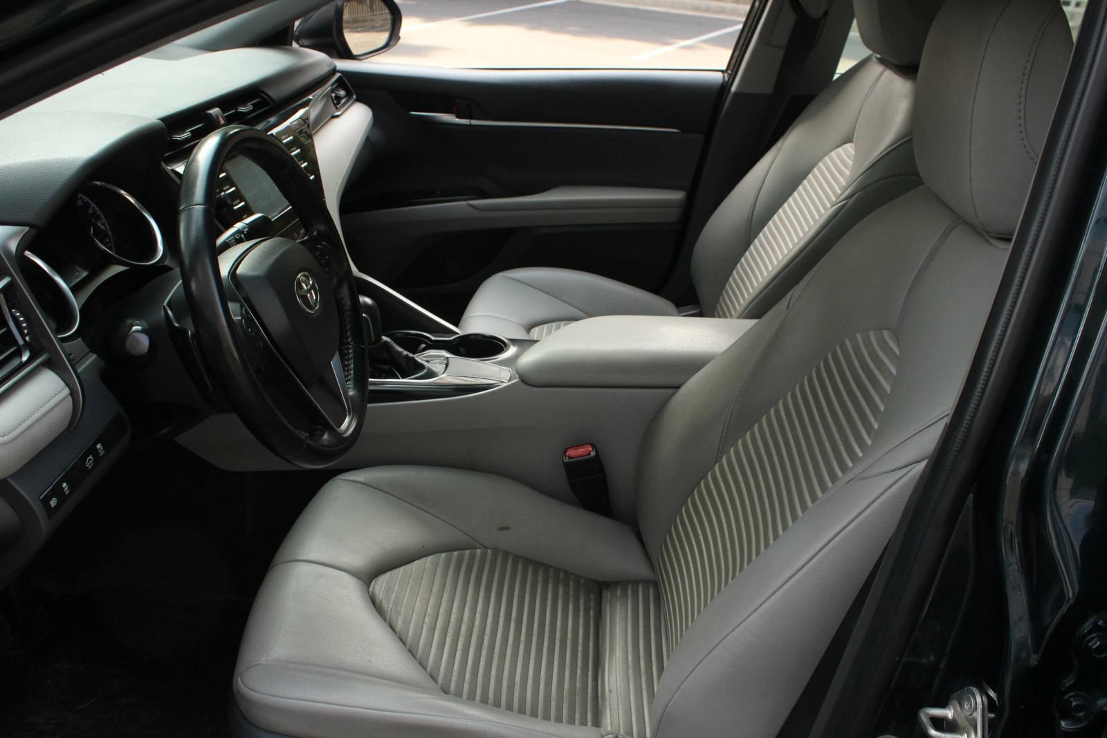 Used 2019 Toyota Camry SE FWD image 14