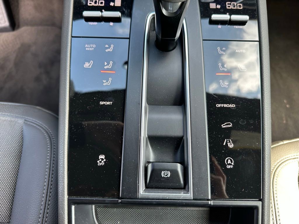 Certified 2022 Porsche Macan AWD/4WD image 25