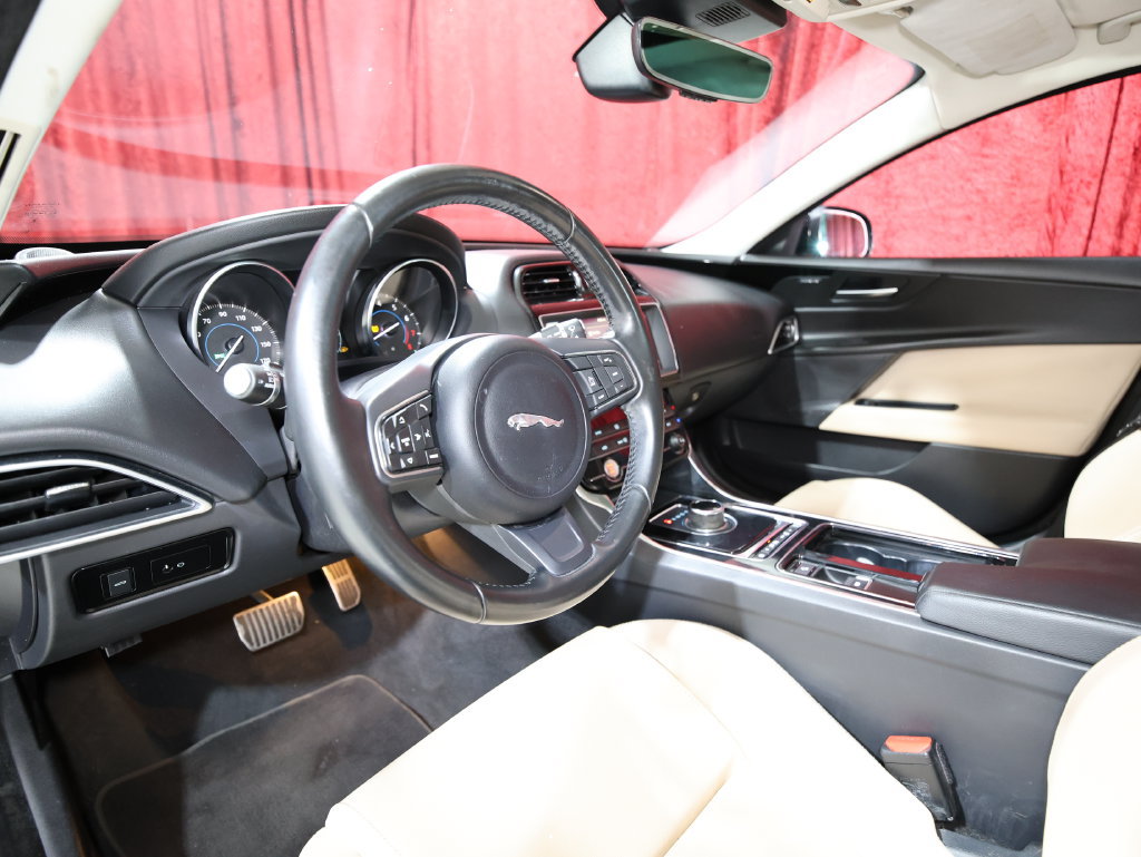Used 2019 Jaguar XE Premium RWD image 11