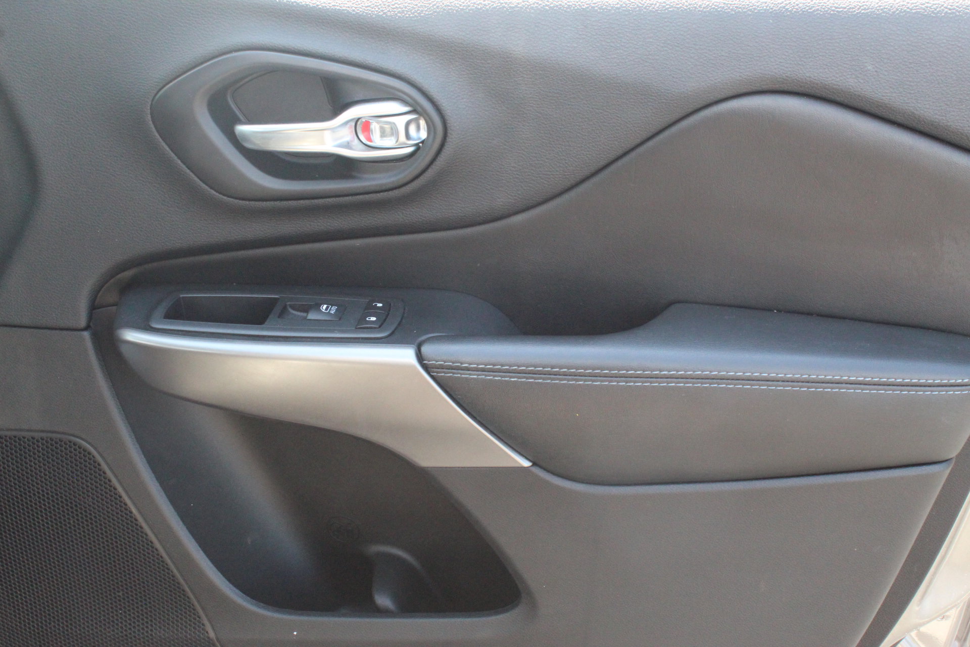 Used 2020 Jeep Cherokee Latitude Plus FWD image 30