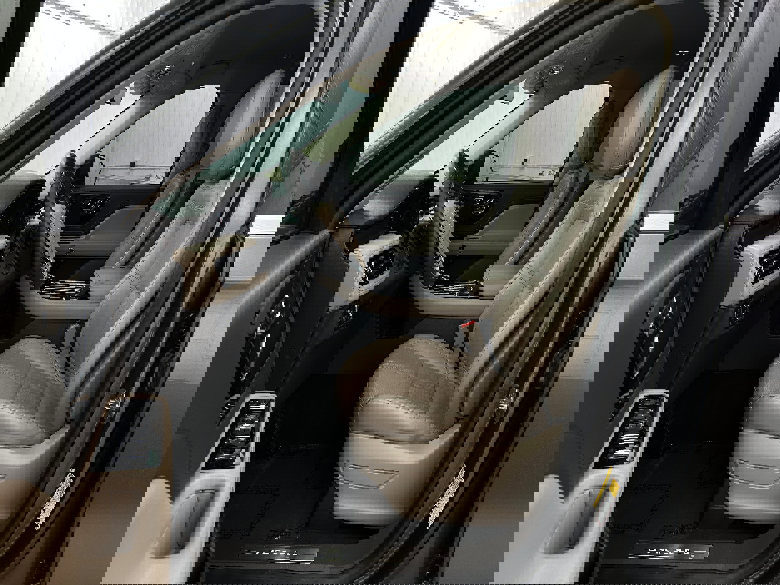 Used 2020 Lincoln Aviator Reserve w/ Class IV Trailer Tow Package image 4