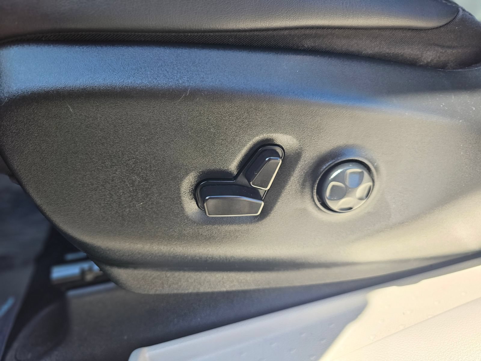 Used 2024 Chrysler Pacifica Limited FWD image 21