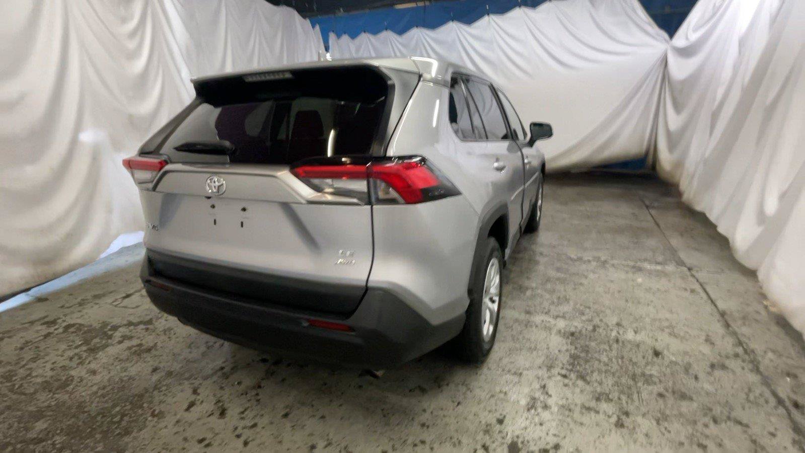 Used 2022 Toyota RAV4 LE AWD/4WD image 7