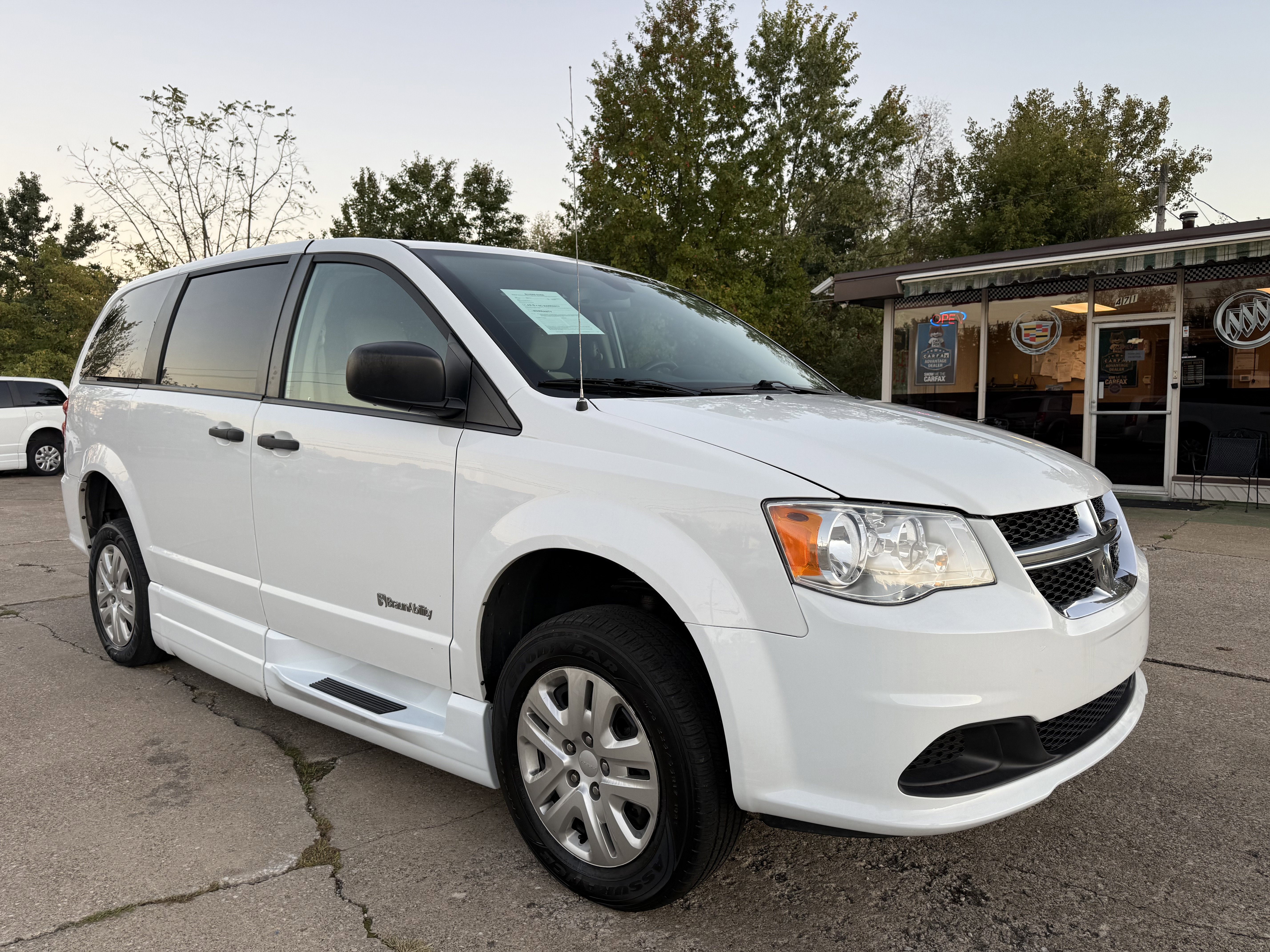 Used 2019 Dodge Grand Caravan SE image 3
