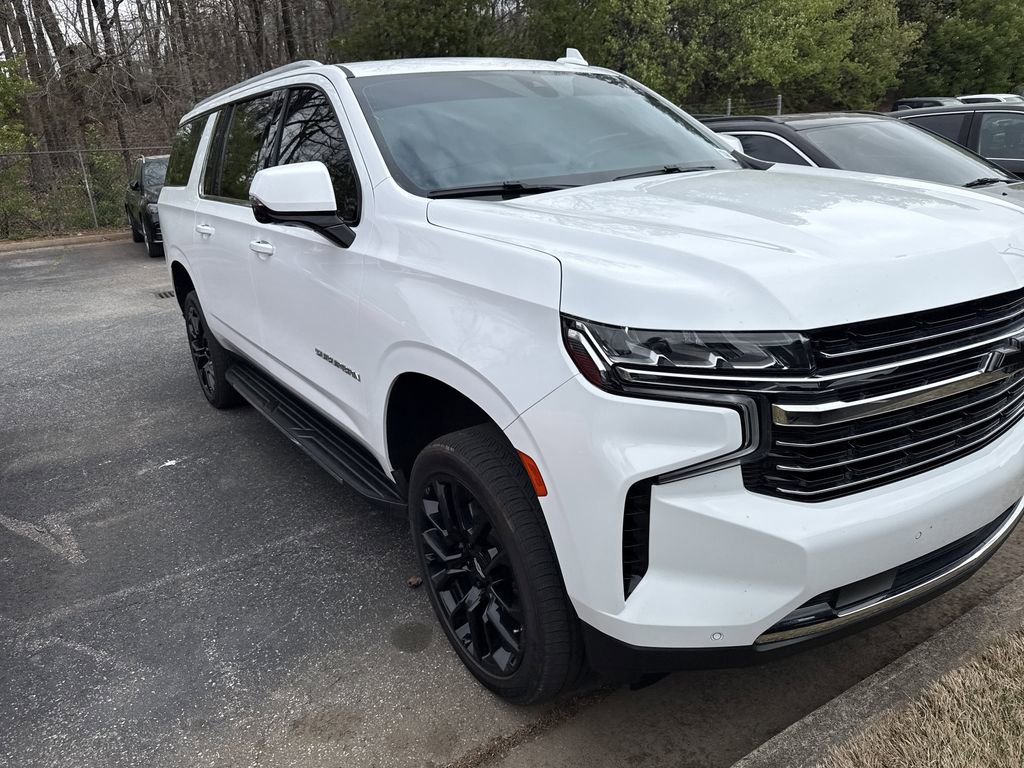 Used 2022 Chevrolet Suburban LT w/ Luxury Package image 2