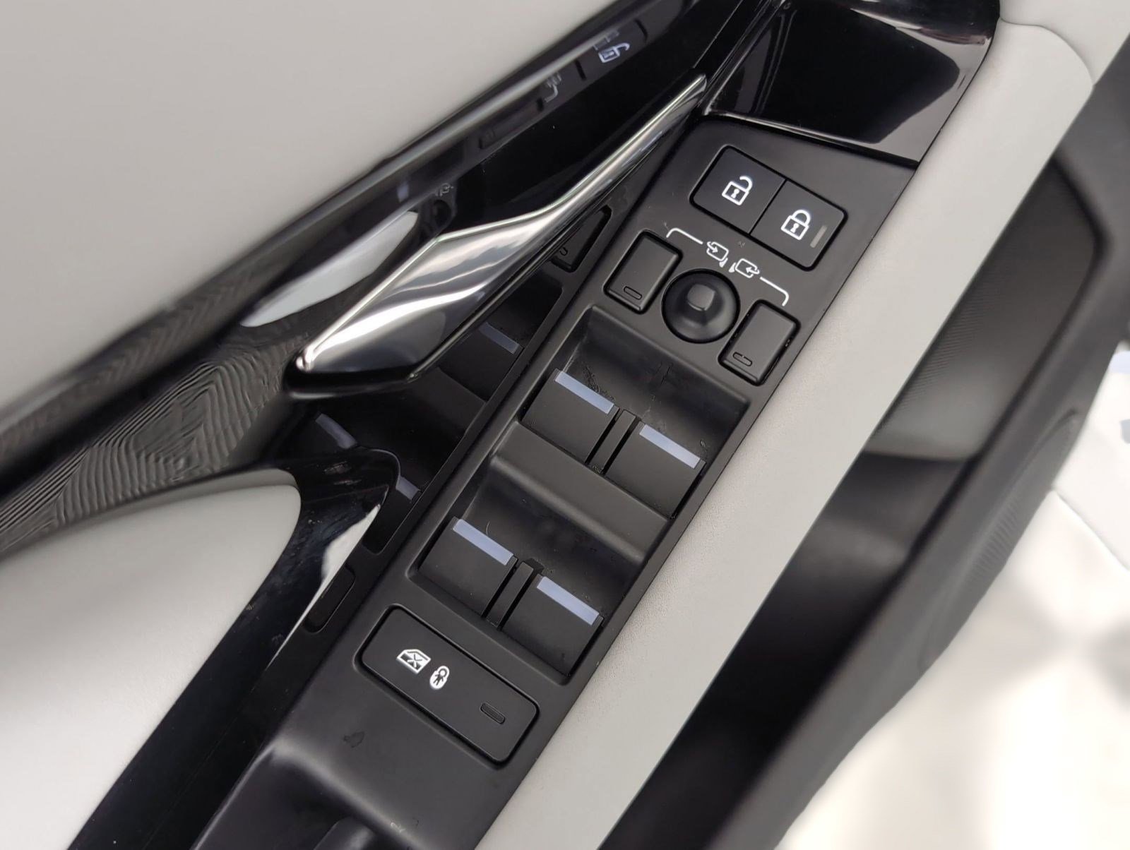 Certified 2025 Land Rover Range Rover Evoque S image 21