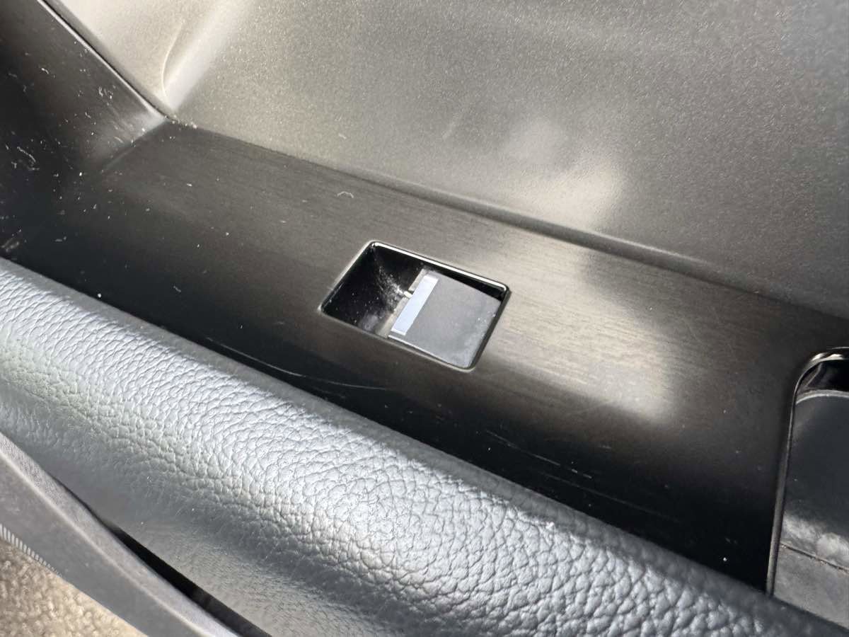 Used 2020 Land Rover Range Rover Velar S image 33