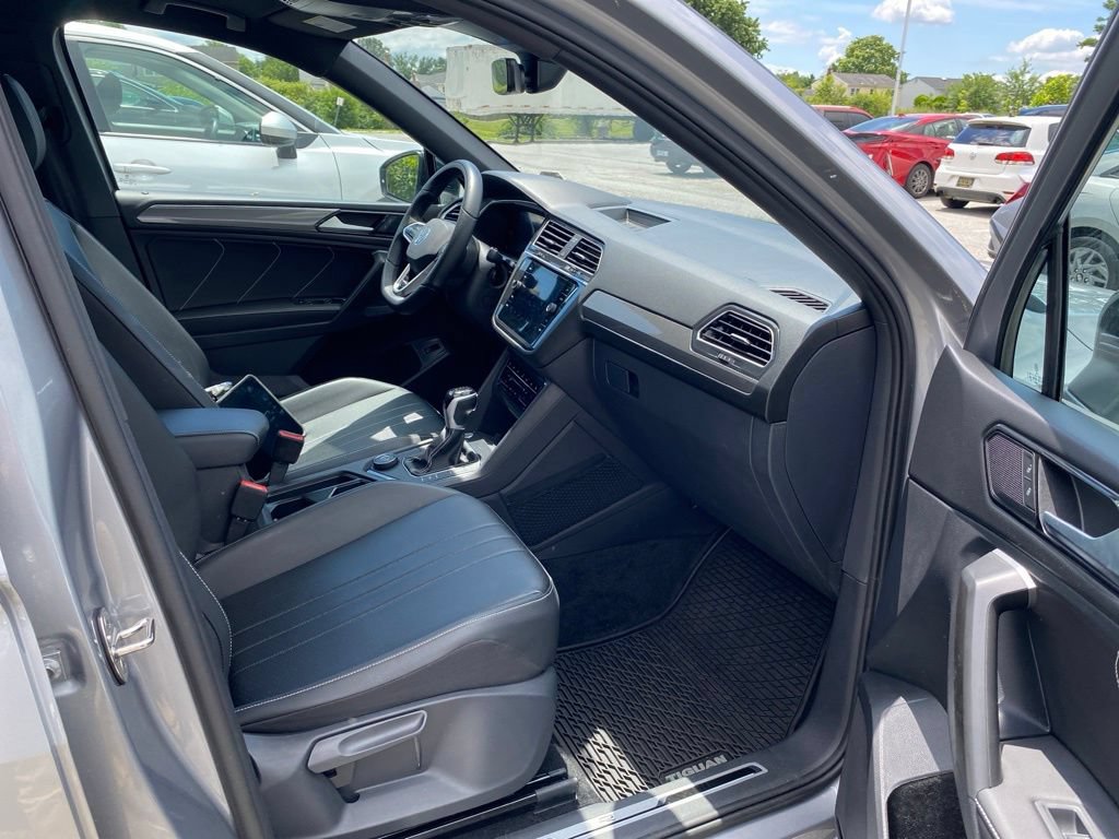 Used 2024 Volkswagen Tiguan SE R-Line AWD/4WD image 16