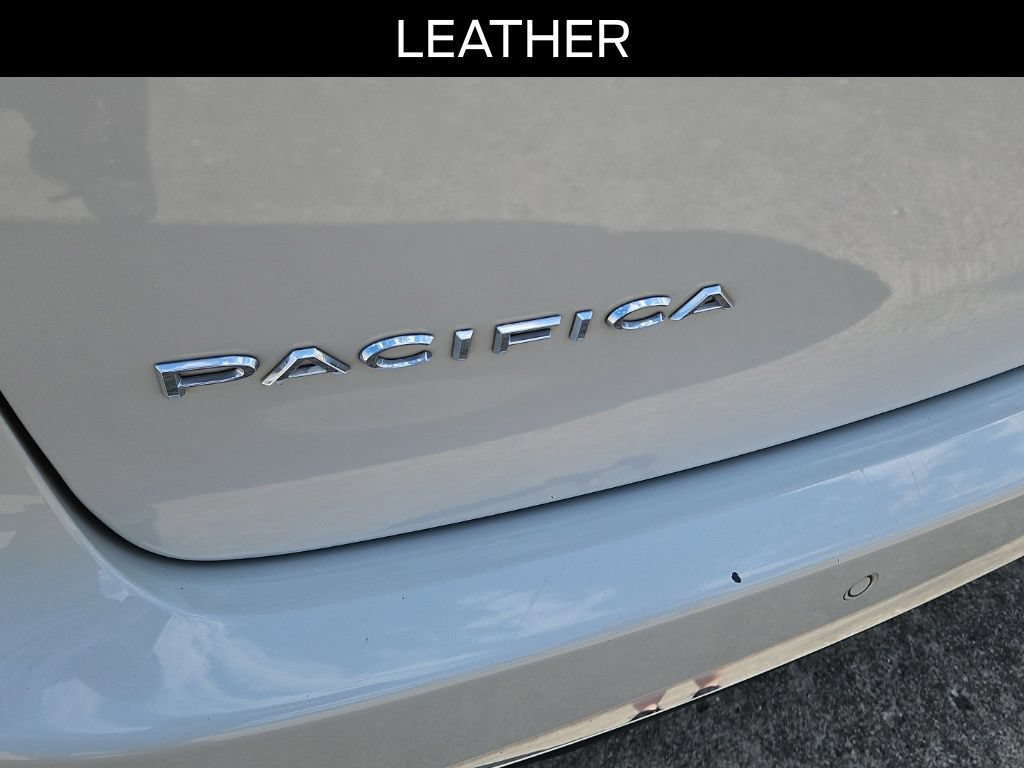 Used 2017 Chrysler Pacifica Touring-L w/ Tire & Wheel Group FWD image 10