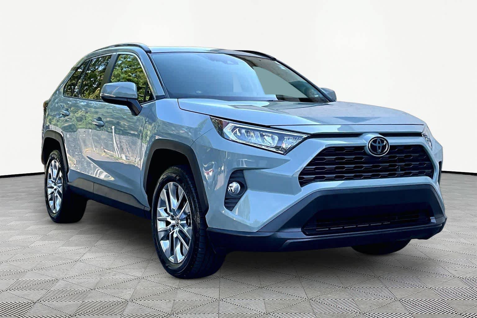 Used 2021 Toyota RAV4 XLE Premium FWD image 3