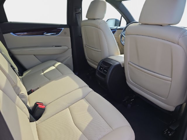 Used 2017 Cadillac XT5 Luxury w/ Driver Awareness Package FWD image 13