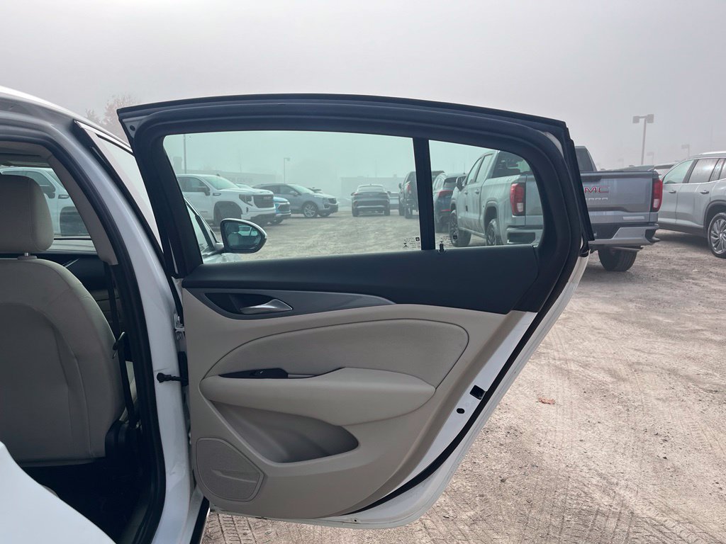 Used 2018 Buick Regal Preferred FWD image 30