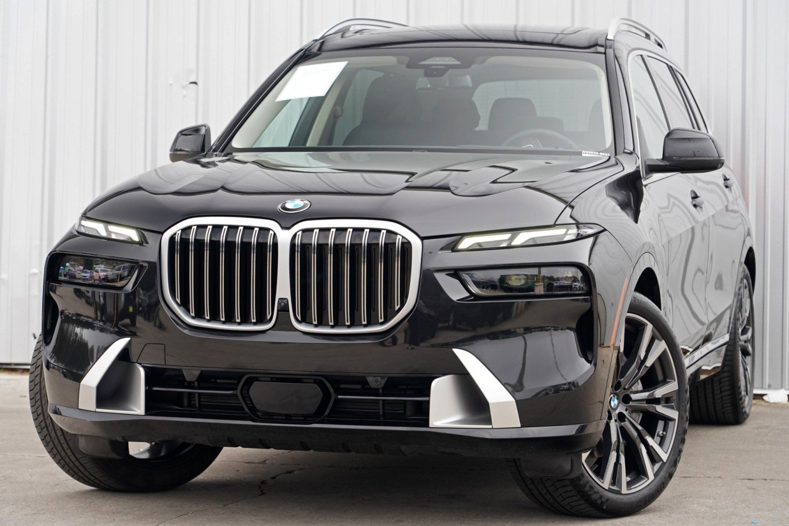 Used 2025 BMW X7 xDrive40i w/ Parking Assistance Package AWD/4WD image 3