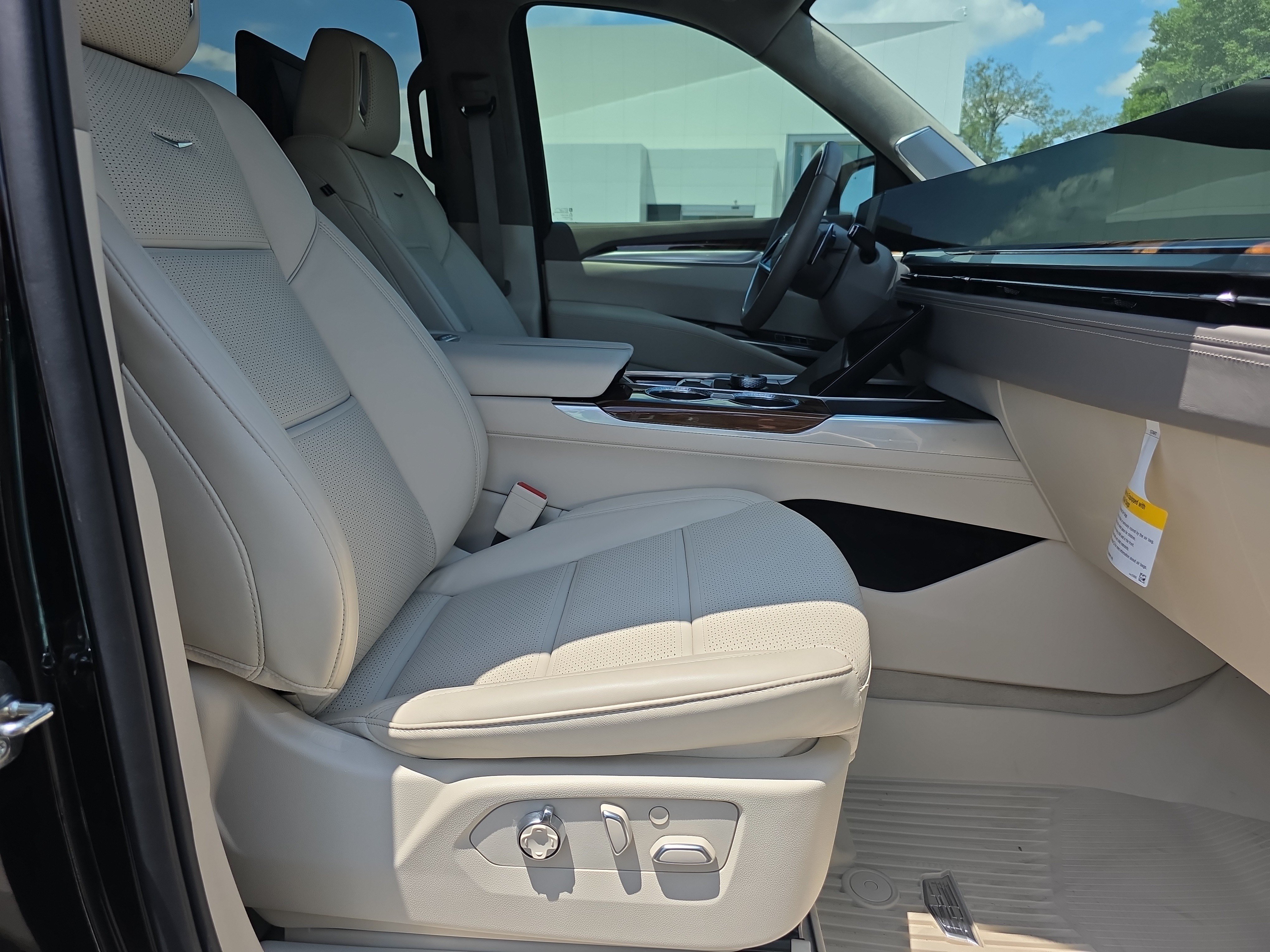 Used 2026 Cadillac Escalade Platinum Sport w/ LPO, Floor Liner Package AWD/4WD image 17