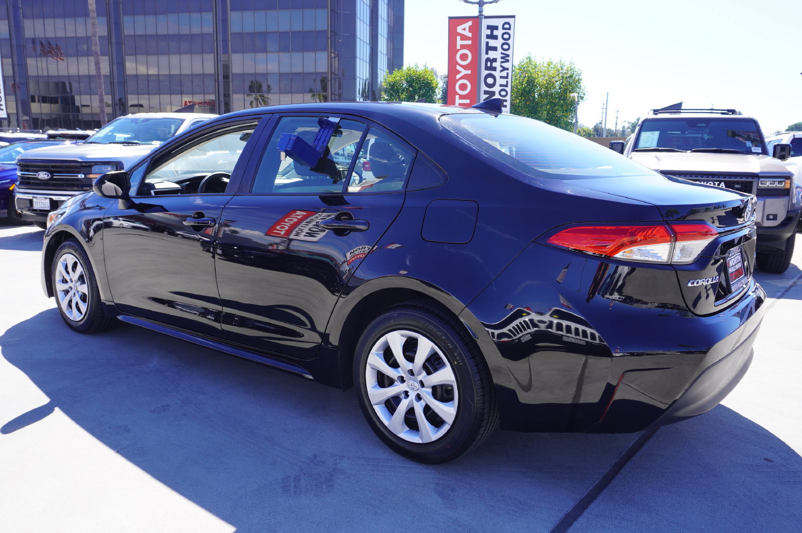 Certified 2025 Toyota Corolla LE FWD image 5