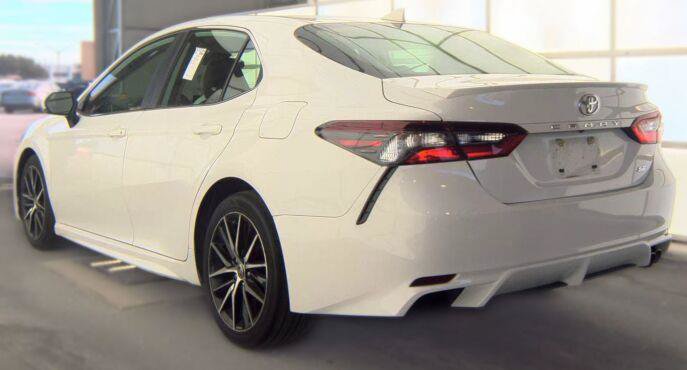 Used 2024 Toyota Camry SE FWD image 2
