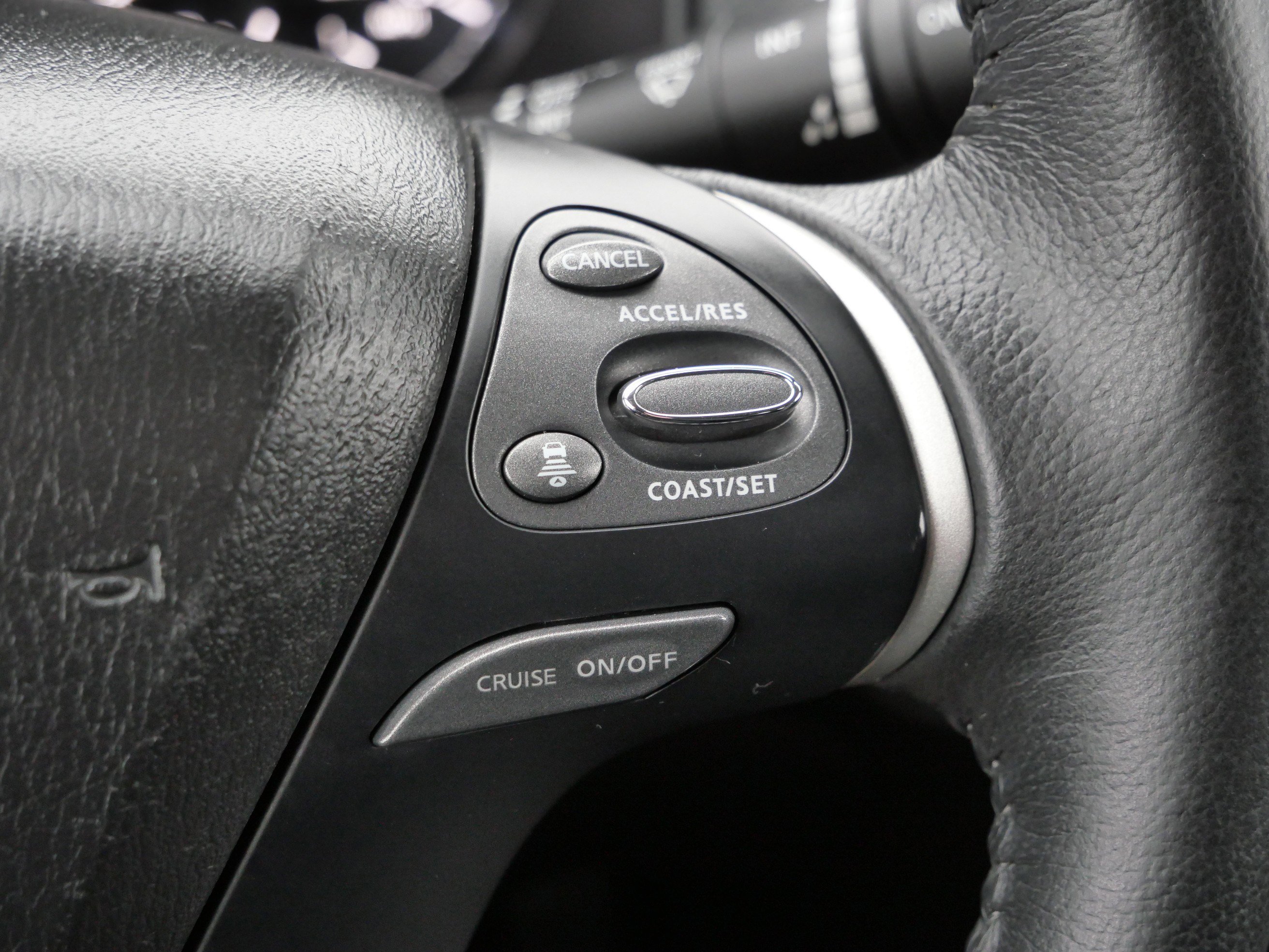 Used 2019 Nissan Pathfinder SV image 32