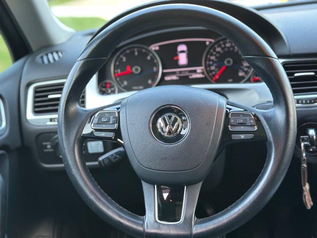 Used 2013 Volkswagen Touareg Executive AWD/4WD image 15