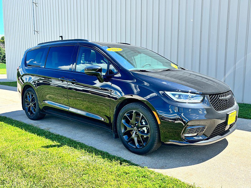 New 2026 Chrysler Pacifica Limited w/ S Appearance Package