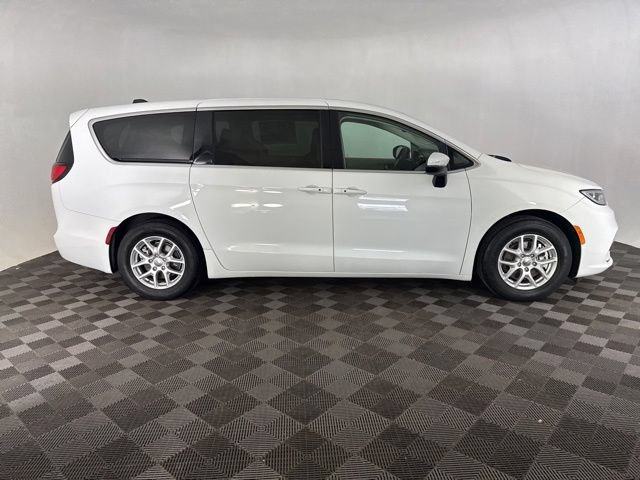Used 2023 Chrysler Pacifica Touring-L FWD image 5