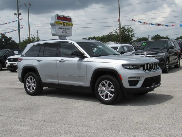 Used 2022 Jeep Grand Cherokee Limited AWD/4WD image 2