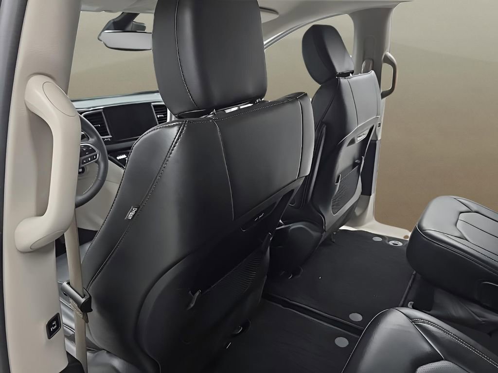 Used 2024 Chrysler Pacifica Touring-L image 14