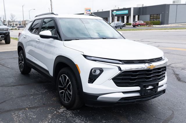 Used 2025 Chevrolet TrailBlazer LT AWD/4WD image 3