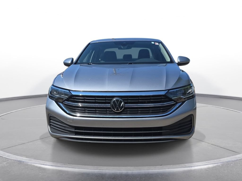 Used 2024 Volkswagen Jetta SE FWD image 2