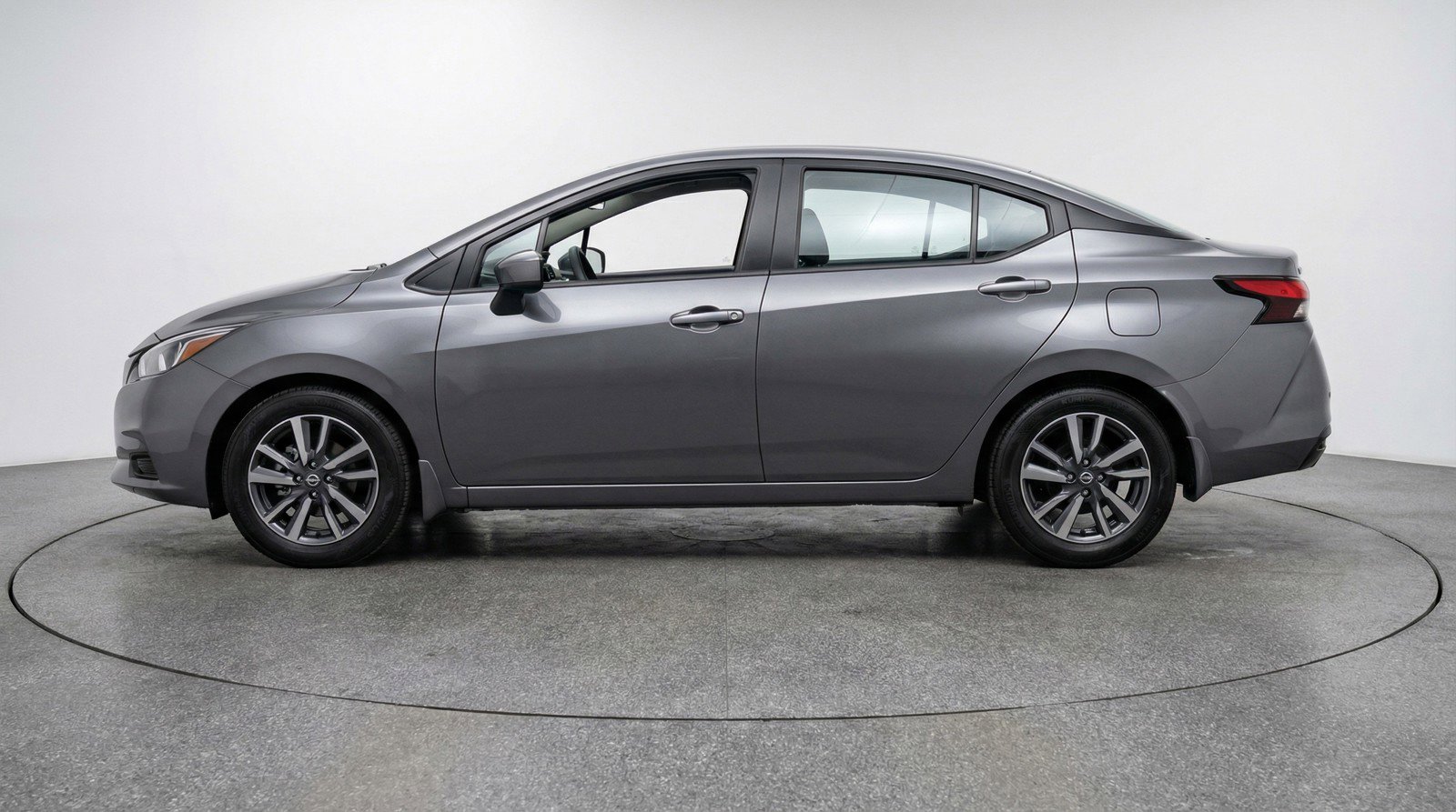 Used 2025 Nissan Versa SV image 5