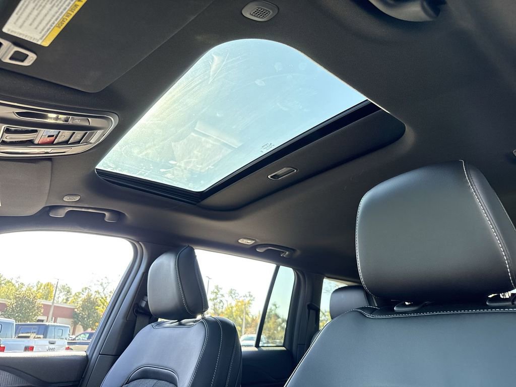 New 2025 Jeep Grand Cherokee Altitude AWD/4WD image 18