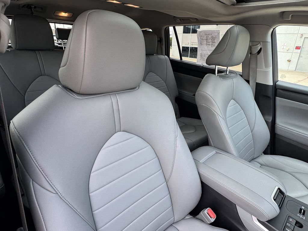 Used 2023 Toyota Highlander XLE AWD/4WD image 36