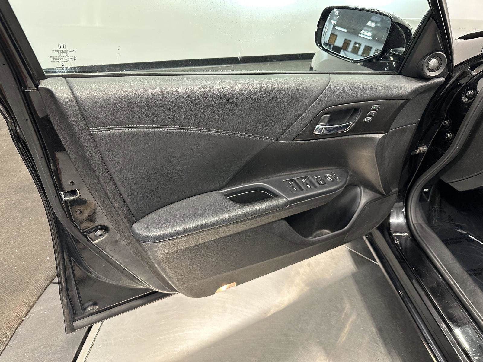 Used 2015 Honda Accord Touring image 9