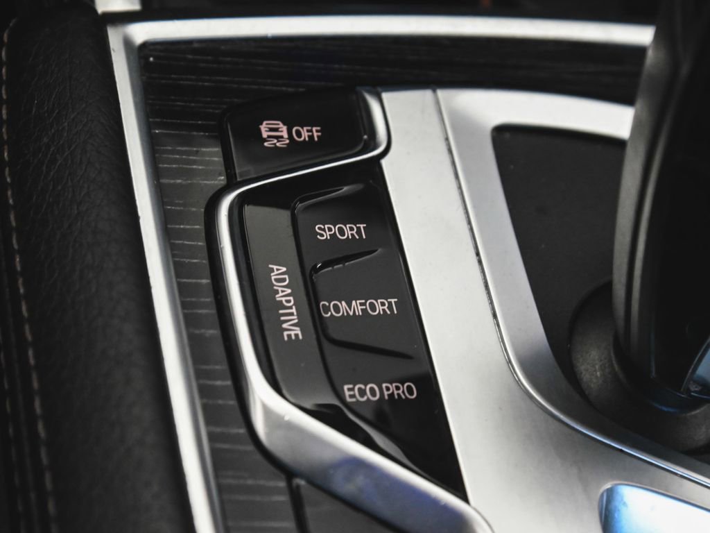 Used 2022 BMW 740i xDrive w/ M Sport Package image 31