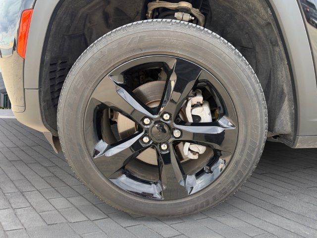 Used 2024 Jeep Grand Cherokee L Altitude AWD/4WD image 9