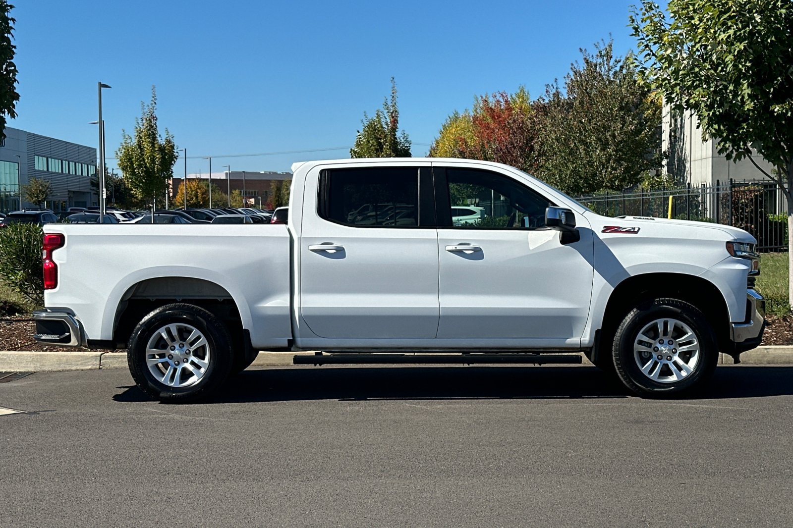 Used 2022 Chevrolet Silverado 1500 LT w/ Z71 Off-Road Package AWD/4WD image 2