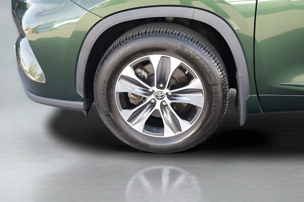 Used 2023 Toyota Highlander XLE AWD/4WD image 3