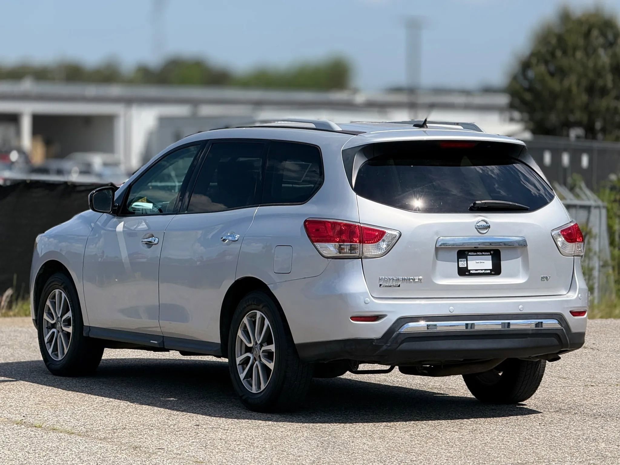 Used 2015 Nissan Pathfinder SV image 10