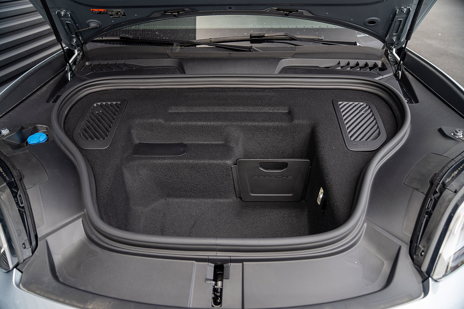 Certified 2025 Porsche Macan Electric image 23