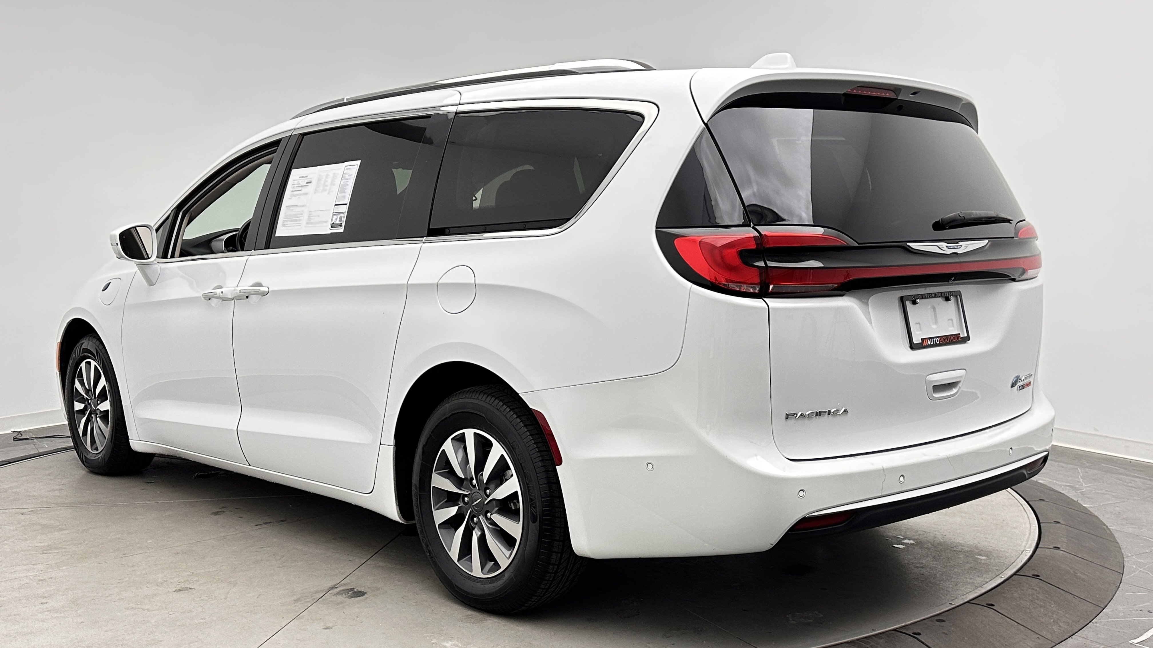 Used 2021 Chrysler Pacifica Touring-L FWD image 6