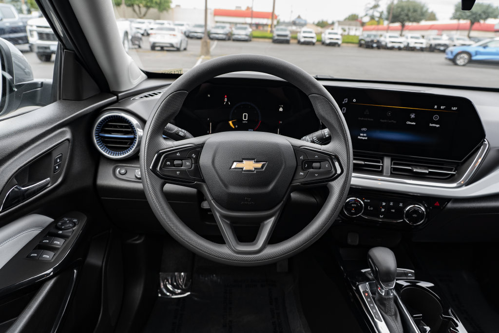 Used 2025 Chevrolet Trax LT FWD image 14