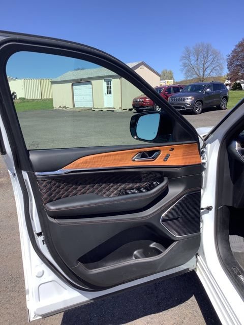 Used 2025 Jeep Grand Cherokee L Summit AWD/4WD image 14