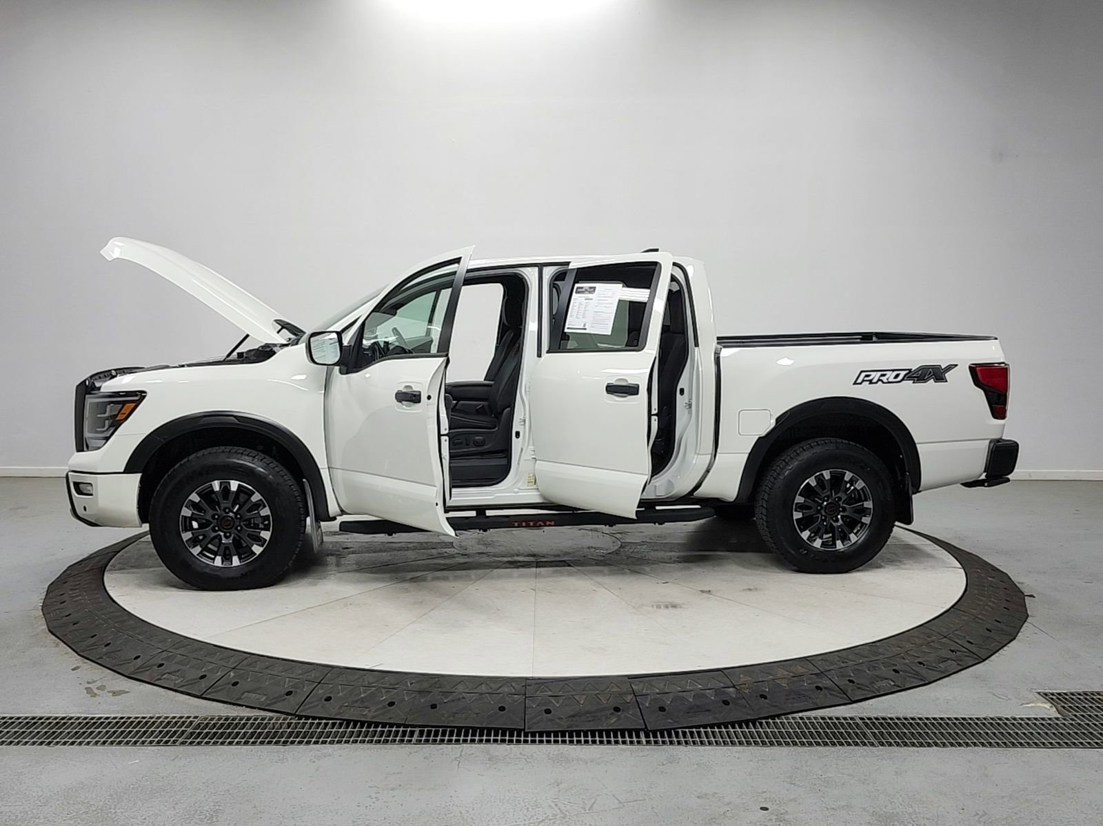 Used 2023 Nissan Titan PRO-4X w/ Pro-4x Utility Package AWD/4WD image 12