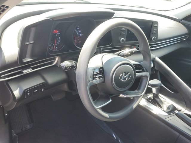Used 2022 Hyundai Elantra SEL w/ Preferred Accessory Package FWD image 18