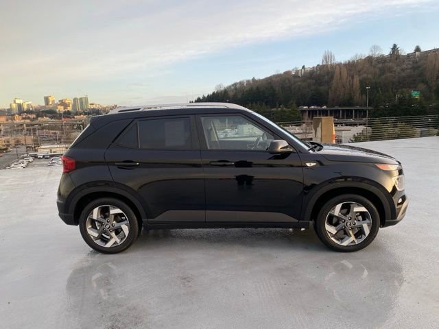 Used 2022 Hyundai Venue SEL image 2