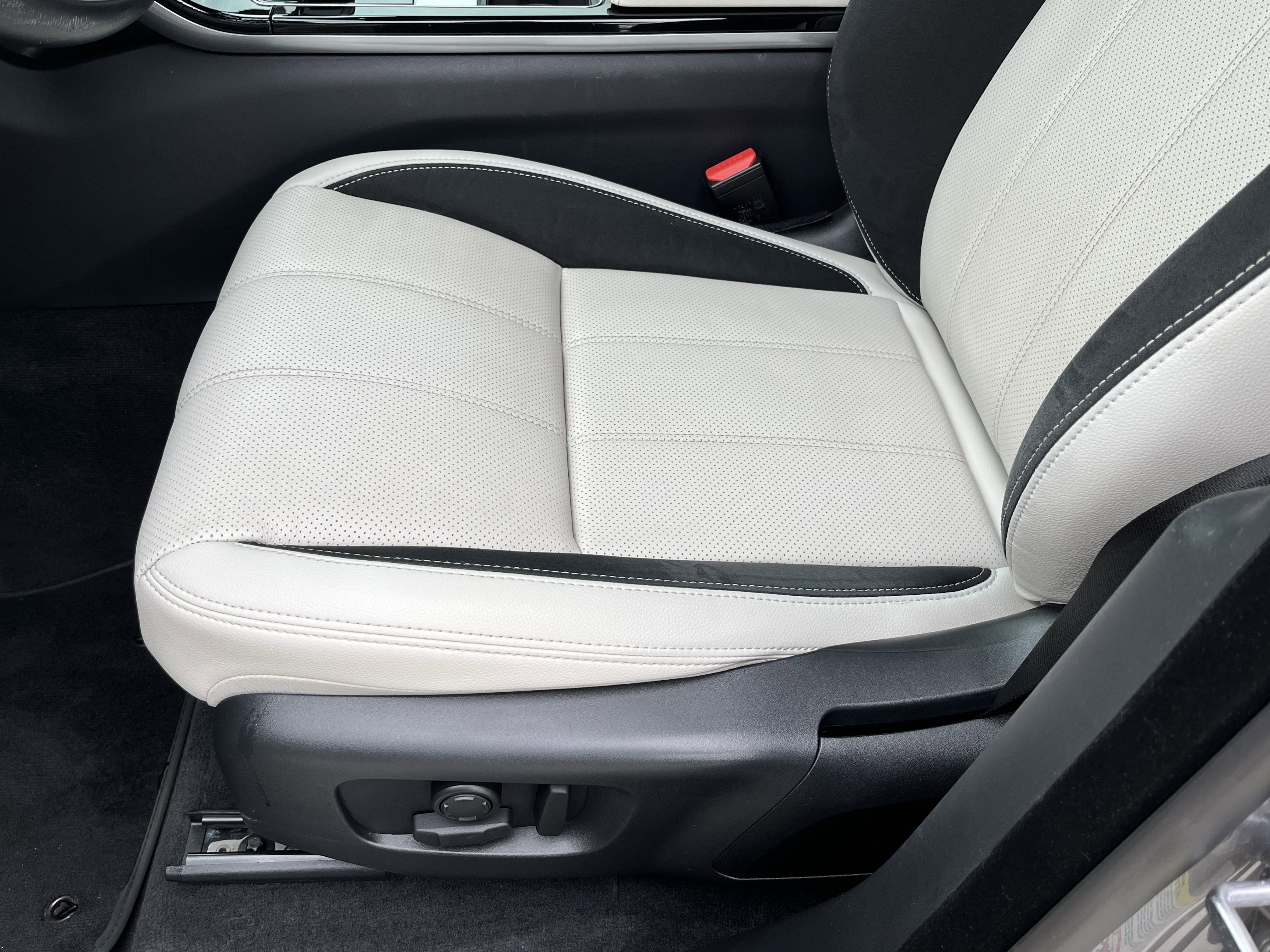 Certified 2023 Land Rover Range Rover Velar R-Dynamic S image 18