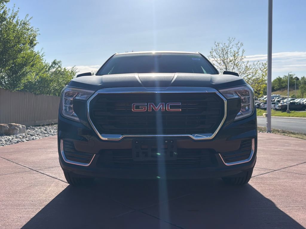 Used 2024 GMC Terrain SLE AWD/4WD image 2