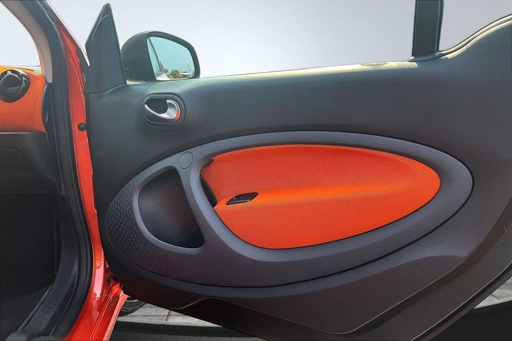 Used 2016 smart fortwo passion RWD image 20