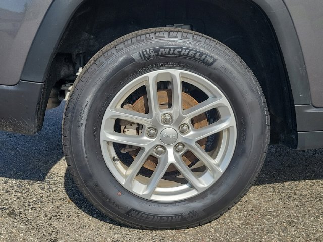 Certified 2024 Jeep Grand Cherokee Laredo X w/ Luxury Tech Group I AWD/4WD image 8