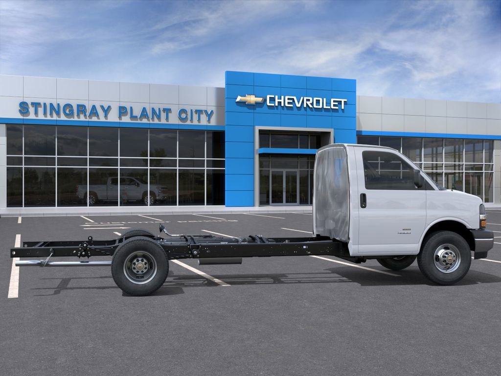 New 2025 Chevrolet Express 4500 Extended w/ Power Convenience Package RWD image 5